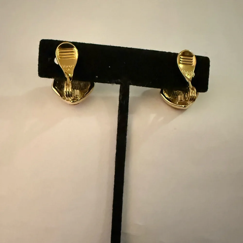 Monet clip on Gold Plated & Bright Red Enamel vintage signed earrings. - Picture 2 of 6